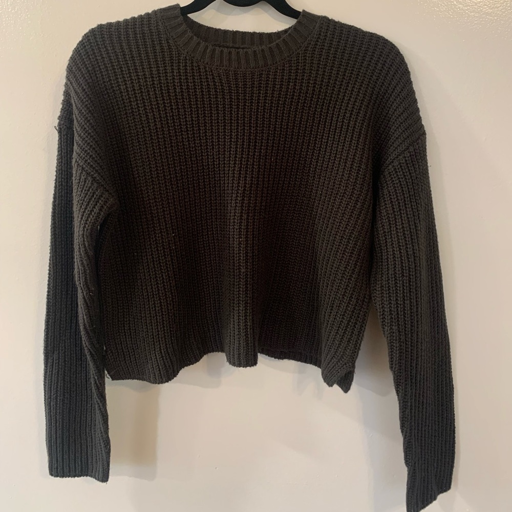 Gray long sleeve knit sweater cropped